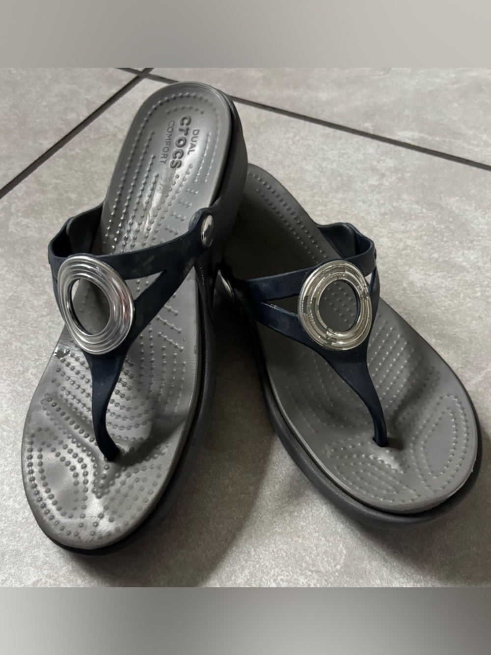 Crocs Sanrah Silver Circle Wedge Sandals - Picture 2 of 11